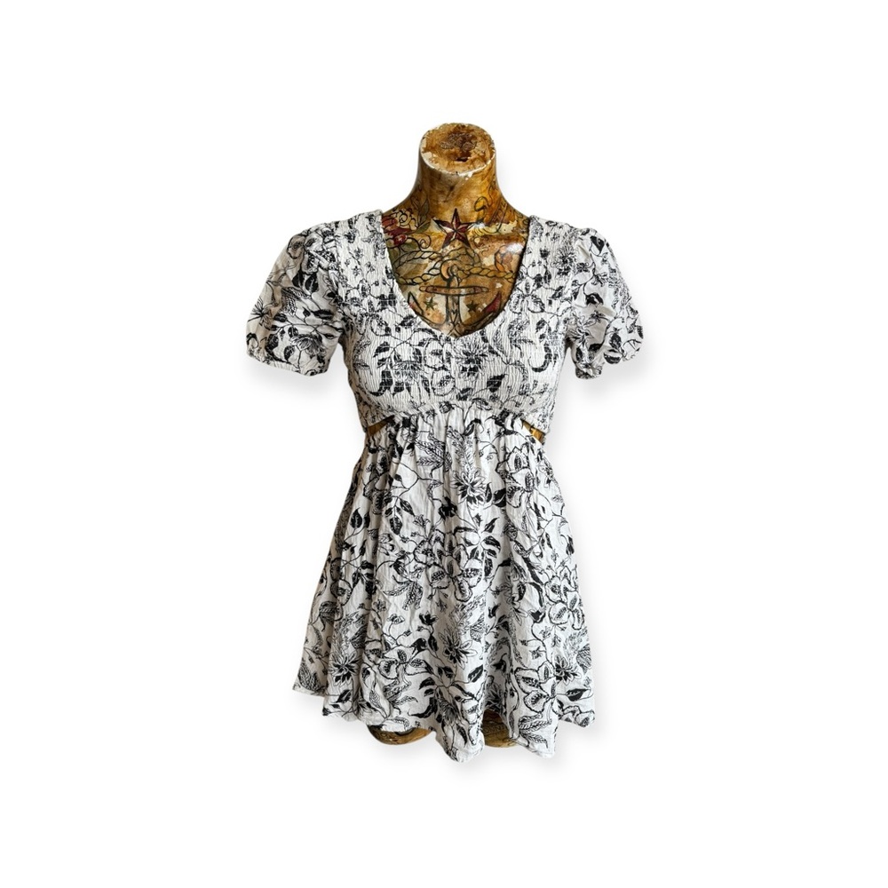 Jessica Simpson black white cut out front mini dress small floral